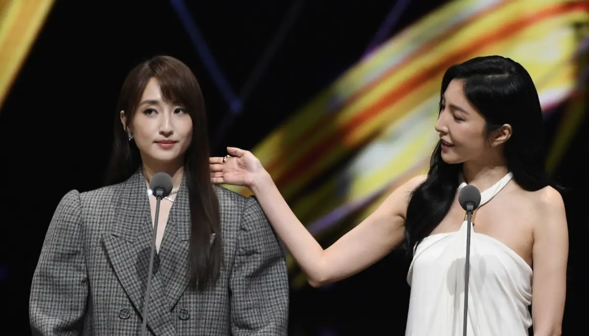 ▲柯佳嬿（左）和楊謹華在金鐘頒獎時玩親親，她在IG發文說頒獎最好玩，期待下一次，把粉絲逗樂。（圖／三立提供）