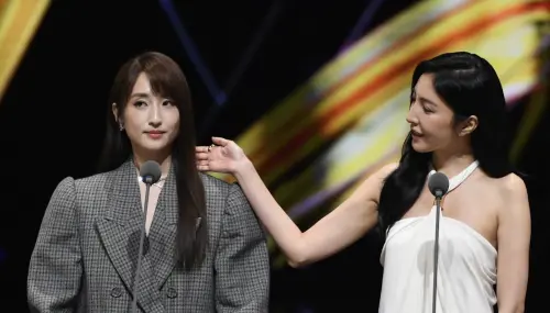 和楊謹華玩親親！柯佳嬿害羞喊「頒獎最好玩」偷許願：期待下一次
