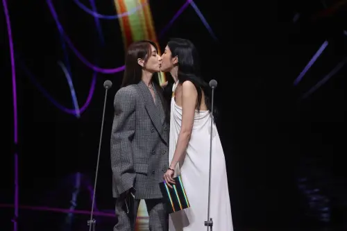 ▲柯佳嬿（左）和楊謹華上演女女吻。（圖／三立提供）