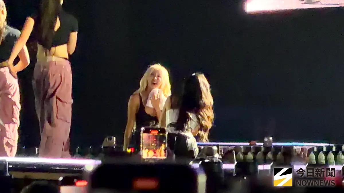 ▲BLACKPINK高雄演唱會相當精彩，Jennie辣跳《Like Jennie》，Jisoo跟Rosé（左）默默蹲下擦汗的漏網鏡頭被捕捉，各種畫面讓粉絲看的超開心。（圖／讀者提供）