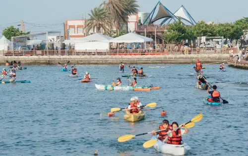 ▲高雄市政府海洋局舉辦海FUN無礙浪愛澎湃高雄彌陀漁港水域活動，在彌陀漁港海岸光廊登場的情形。(圖／高雄市政府海洋局提供)