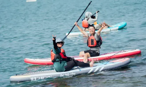▲高雄市政府海洋局舉辦海FUN無礙浪愛澎湃高雄彌陀漁港水域活動，在彌陀漁港海岸光廊登場的情形。(圖／高雄市政府海洋局提供)