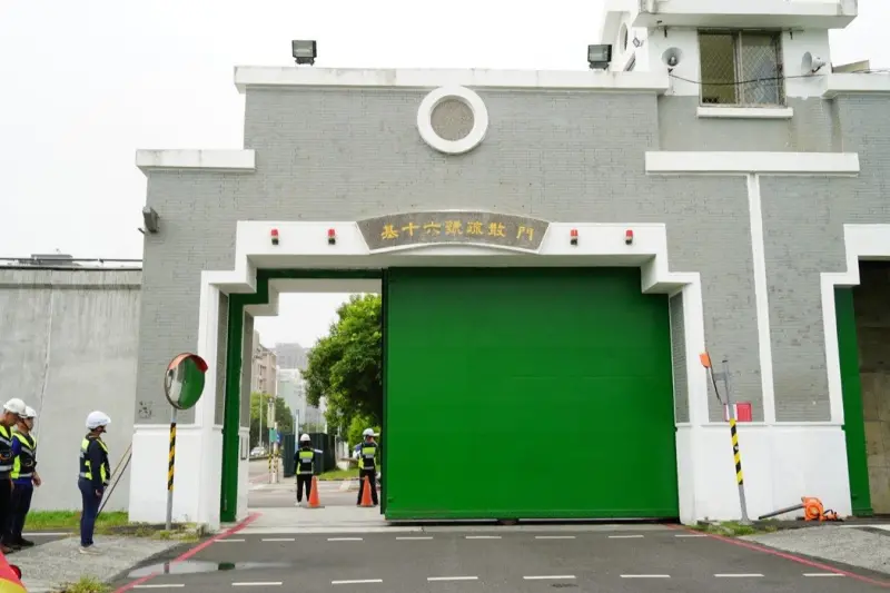 ▲台北市府表示，強降雨恐導致河川水位暴漲及上游水庫調節性放水，河濱疏散門將視情況啟動「只出不進」，停放在堤外停車場的車主，注意相關資訊，必要時配合駛離。（圖／北市府提供）