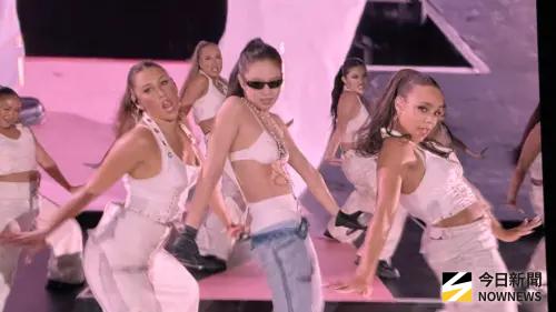 直擊／Jennie高雄演唱會開大絕！穿香奈兒內衣跳Like Jennie辣爆
