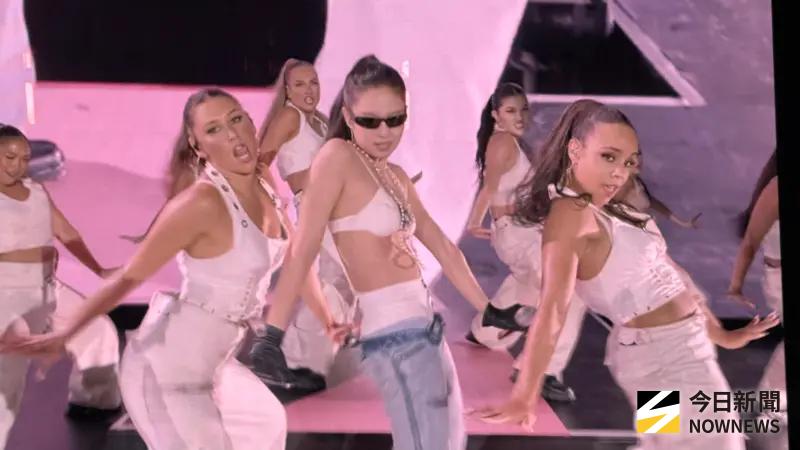 ▲Jennie在BLACKPINK演唱會上只穿香奈兒內衣跳《Like Jennie》，5萬人超驚喜。（圖／讀者提供）