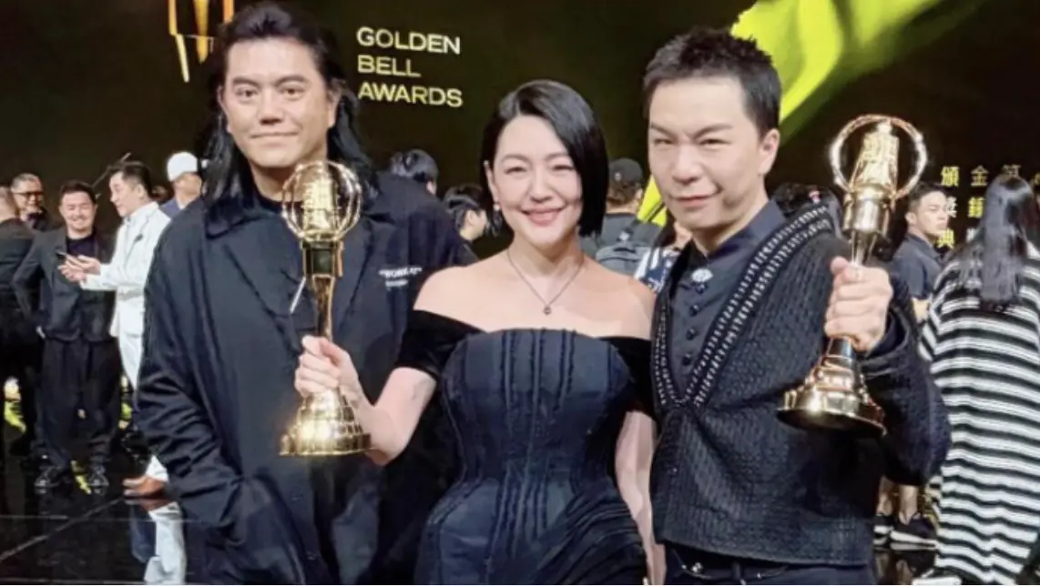 ▲小S（中）、派翠克（右）以《小姐不熙娣》奪下金鐘獎「綜藝節目主持人獎」，節目製作人B2（陳彥銘；左）公開典禮前與小S私下對話，對方竟然神預言自己得獎，還打趣說「怕上台領獎忘了感謝你，你不要介意呦！」互動既幽默又動人。（圖／翻攝自B2Threads）