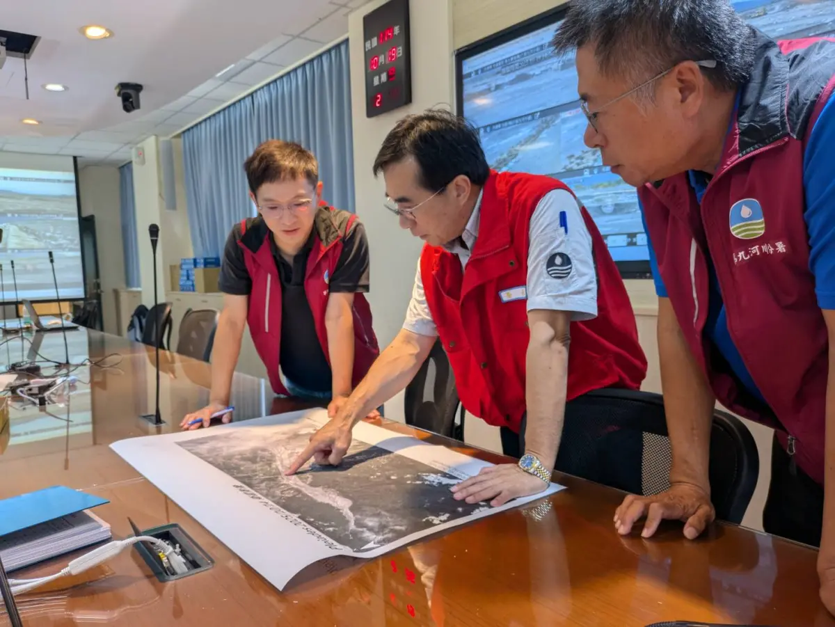 ▲水利署長林元鵬於第九河川分署盤點防颱準備進度。（圖／水利署提供）