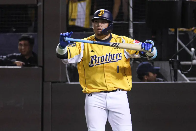 ▲中信兄弟八局下無人出局攻占滿壘時，經《野球革命》的即時勝率計算，勝率一度超過50%，但在雙殺結束該半局後，勝率-32.8%，直接暴跌至14%。（圖／記者朱永強攝 ,2025.10.19）