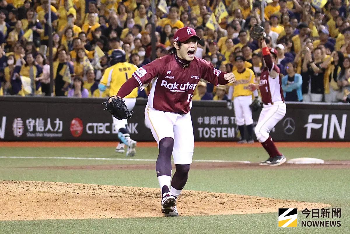 ▲樂天桃猿陳冠宇在台灣的賽G2登板中繼，一度面臨無人出局滿壘局面，最終靠著守備幫忙，安全下莊，陳冠宇退場時相當振奮。（圖／記者朱永強攝 ,2025.10.19）