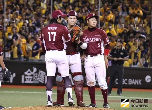 ▲樂天桃猿陳冠宇在台灣大賽G2領先1分時登板，卻差點失守，最終靠守備幫忙，化解失分危機。（圖／記者朱永強攝 ,2025.10.19）