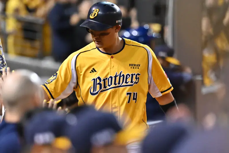 ▲根據歷史數據統計，台灣大賽過去共有18次出現前兩戰由同一隊奪勝的情況，其中有16次最終奪冠，機率高達88.9％；反觀落後方球隊僅有2次成功逆轉（機率11.1％），兄弟想要衛冕連霸，可說凶多吉少。（圖／記者朱永強攝）