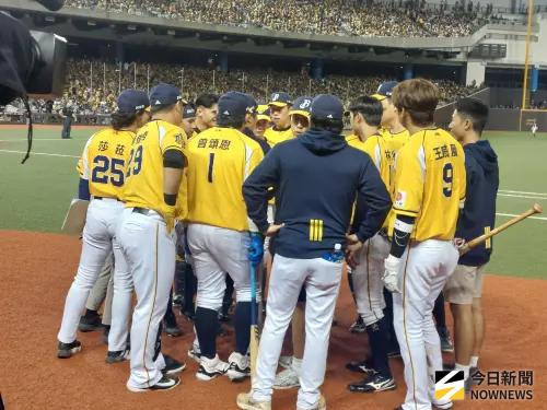 ▲中華職棒36年台灣大賽第二戰今（19）日晚間在臺北大巨蛋登場，中信兄弟再度以1：2惜敗於樂天桃猿手下，系列戰陷入0勝2敗的絕境。（圖／記者朱永強攝）