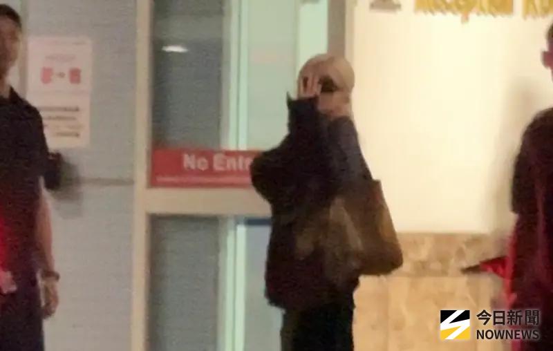 ▲BLACKPINK一結束高雄世運演唱會後，一一現身小港機場準備搭專機離台，Rosé看見歌迷送機，暖心飛吻道別。（圖／記者陳雅蘭攝）