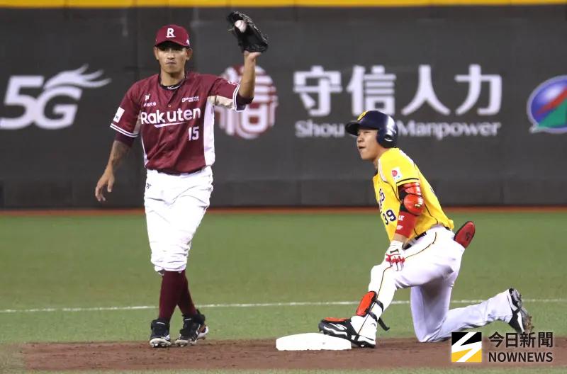 ▲中信兄弟詹子賢在台灣大賽G2敲安後搶攻二壘，卻遭陳晨威雷射肩觸殺出局。（圖／記者朱永強攝 ,2025.10.19）