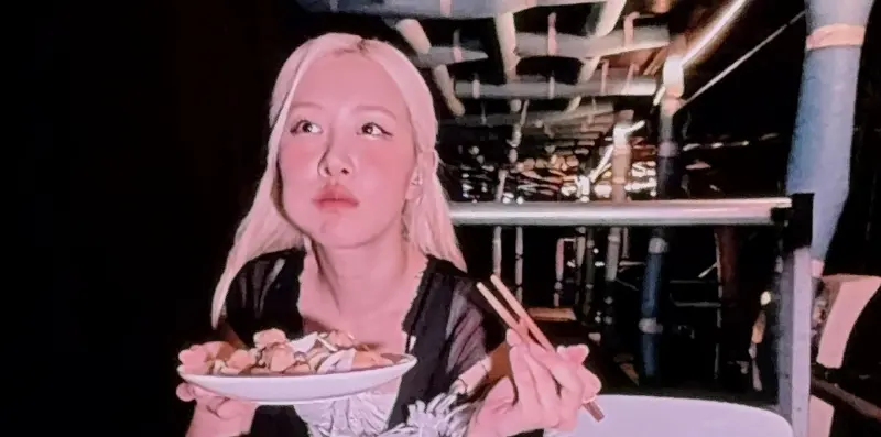 ▲BLACKPINK成員Rosé在高雄演唱會上吃鹹酥雞，粉絲狂問Rosé到底是買哪家店，竟有不肖人士看準熱度，在Threads上PO出假資訊詐騙。（圖／讀者提供）