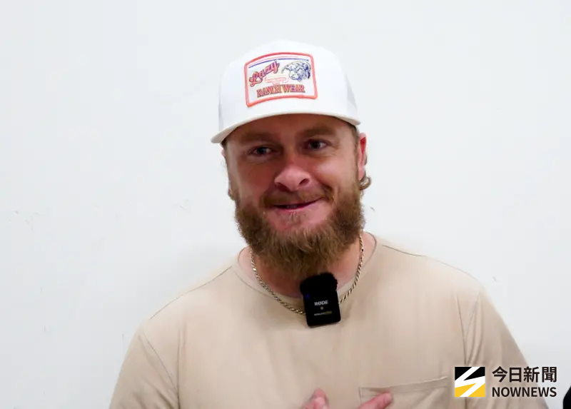 ▲樂天桃猿波賽樂因手肘傷勢無法參與台灣大賽，今日現身外野，客串「10號隊友」。（圖／記者陳云茹攝,2025.10.19）