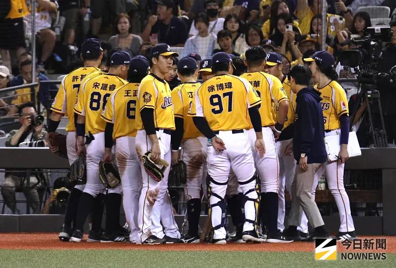 ▲中信兄弟本季要挑戰2連霸，卻在台灣大賽前2戰吞下2連敗，連霸之路告急。（圖／記者朱永強攝 ,2025.10.19）