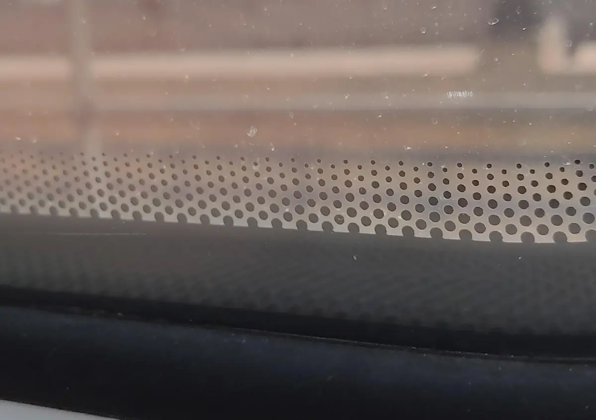 ▲車窗上有時可見「一整排小黑點」設計，但就有民眾不解其真正用途。事實上，過去就有玻璃生產商解答，讓一票人大長知識。（圖／翻攝Reddit）
