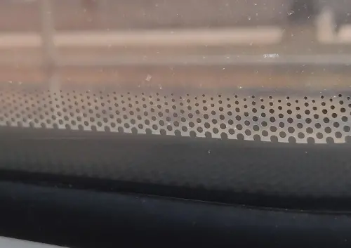 車窗「多一排小黑點」用途是啥？廠商終於解答　車主驚：長知識了
