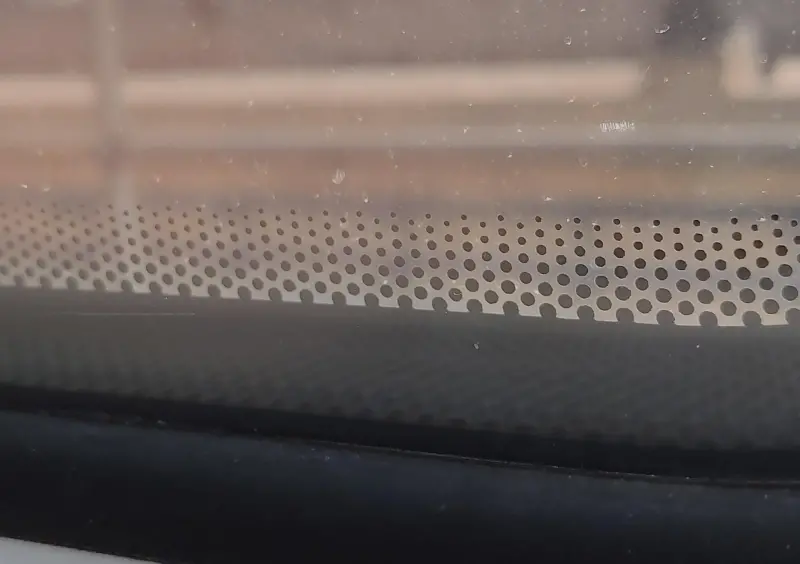 ▲車窗上有時可見「一整排小黑點」設計，但就有民眾不解其真正用途。事實上，過去就有玻璃生產商解答，讓一票人大長知識。（圖／翻攝Reddit）