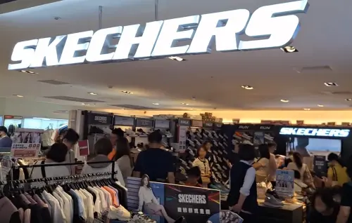 ▲有民眾在週末前往百貨逛街時，發現運動鞋品牌「Skechers」門市滿滿人潮，湧現許多長輩試穿挑選。（圖／翻攝Threads）
