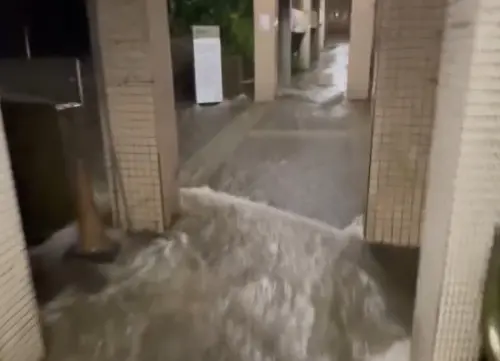 北台灣炸豪雨！政大「淹成滑水道」畫面曝　學生傻眼：回宿舍溯溪
