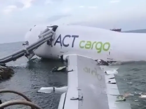 香港機場罕見事故！阿聯酋貨機疑失控衝出跑道　巡邏車被撞釀2死
