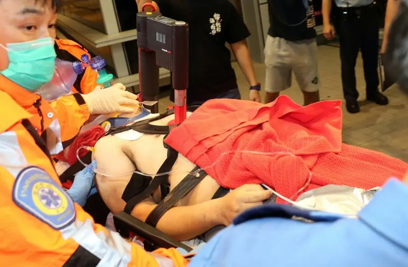 ▲地面巡邏車司機被衝撞墜海，雖然被救起，但經由救護車送院搶救後，仍宣告不治。（圖／翻攝自香港01）