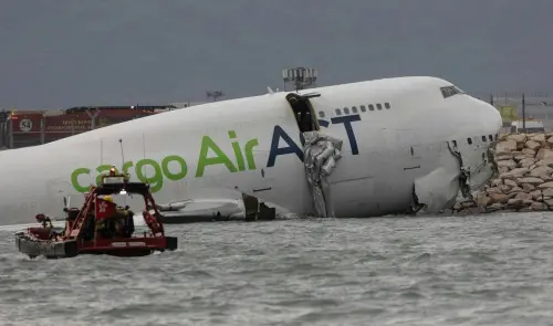 ▲出事的貨機，機頭靠在岸邊磯石上。（圖／翻攝自香港01）