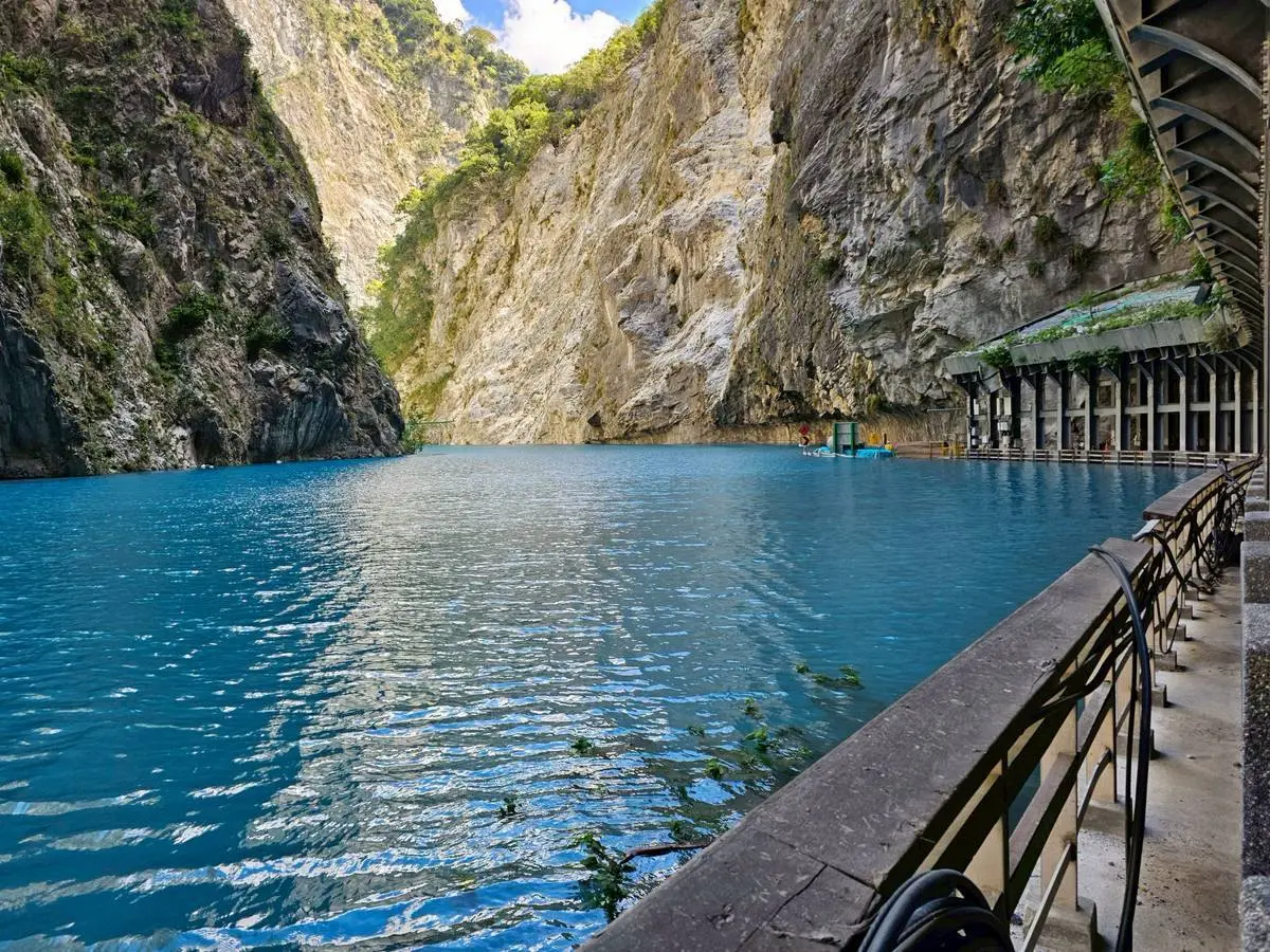 ▲太魯閣燕子口附近出現堰塞湖，太管處緊急封園，但全面封園挨批太過蠻橫。（圖／太魯閣國家公園）