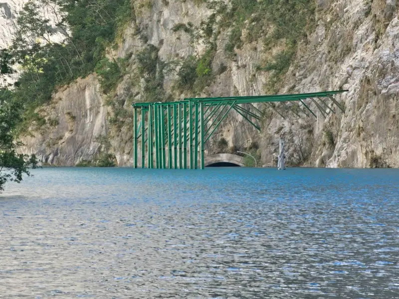 ▲太魯閣燕子口堰塞湖，湖水漫入靳珩隧道，西口已經淹到頂部。（圖／太魯閣國家公園）