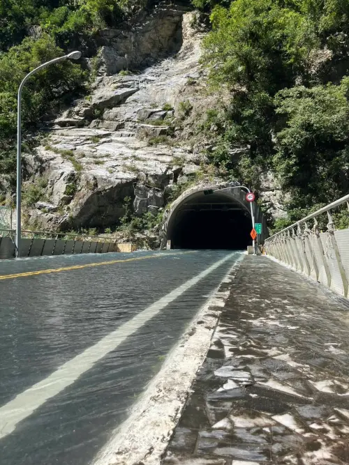 ▲東華大學郭俊麟老師及NDHU強韌防災團隊分享的「太魯閣燕子口堰塞湖應變紀實」。（圖／太魯閣國家公園）