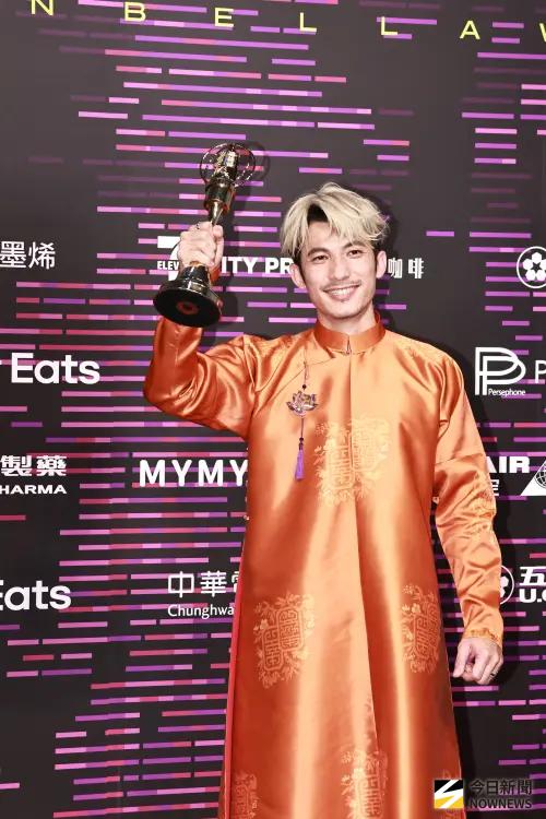 ▲連炳發（如圖）身穿傳統服飾走金鐘60紅毯以及上台領獎，都很亮眼吸睛。（圖／NOWNEWS攝影中心）