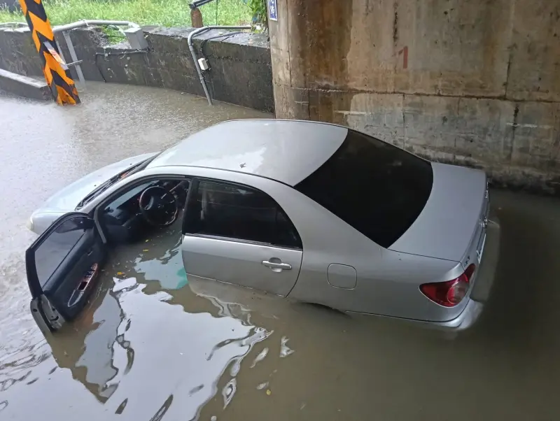 連夜豪雨傳災情！宜蘭頭城「轎車半個車身泡水中」超慘現況曝光了