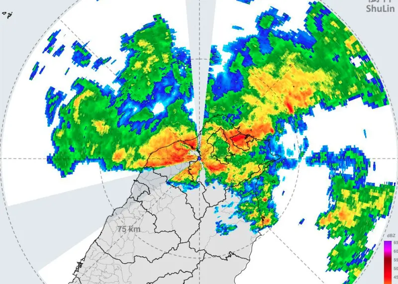 ▲東北季風與颱風外圍暖濕流逐漸在台灣東側交會，共伴效應持續增強當中，由於交會帶就在北海岸周遭地區，雙北、桃園、基隆大雨持續下不停。（圖／翻攝自「台灣颱風論壇｜天氣特急」臉書粉專）