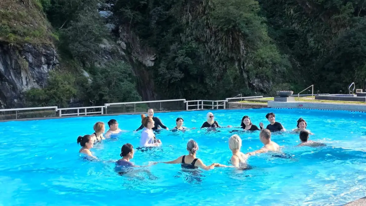 ▲太魯閣晶英酒店暫停營運，員工在休息時苦中作樂。（圖／翻攝太魯閣晶英酒店粉專）