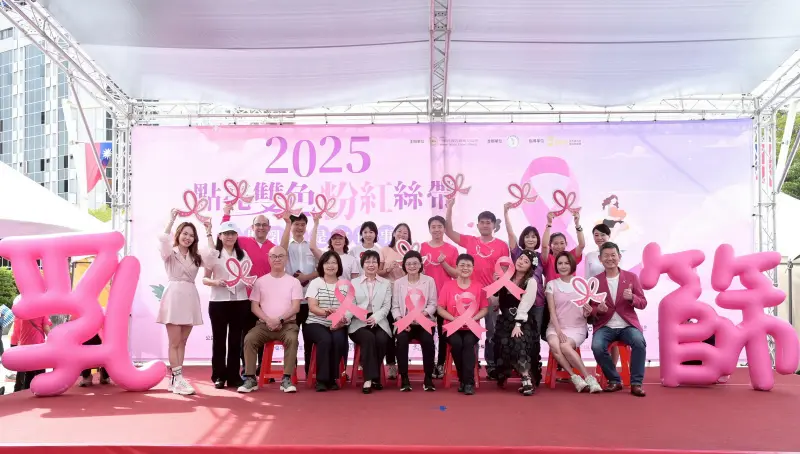 ▲中華民國乳癌病友協會理事長黃淑芳、衛生福利部國民健康署林莉茹組長、台北市政府副秘書長王玉芬、立法委員陳菁徽及金曲歌后秀蘭瑪雅一同呼籲40歲至74歲的女性定期進行乳房攝影檢查。（圖／中華民國乳癌病友協會提供）