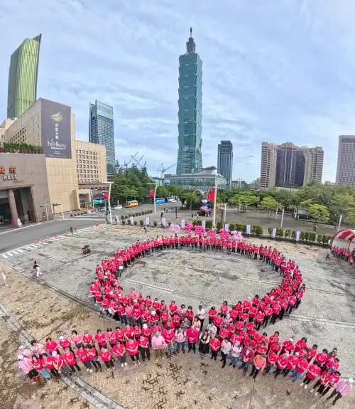 ▲中華民國乳癌病友協會集結400位來自全台的病友及其家人排出大型粉紅絲帶圖騰，呼籲女性定期乳篩守護健康。（圖／中華民國乳癌病友協會提供）