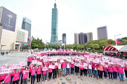 ▲社團法人中華民國乳癌病友協會（Taiwan Breast Cancer Alliance, TBCA）於台北舉辦「2025點亮雙色粉紅絲帶 定期乳篩是妳的事」記者會，號召全國女性共同響應乳癌防治月行動。（圖／社團法人中華民國乳癌病友協會提供）
