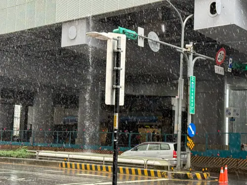 大雨狂炸關水門！北市17時只出不進　「紅黃線開放停車」範圍曝光
