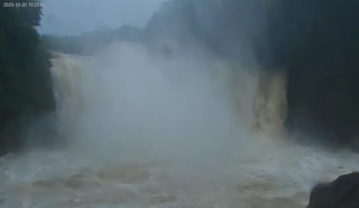 ▲新北市平溪區十分瀑布，因強降雨水量暴增，水流變得相當兇猛湍急，水色也轉為土黃色，與先前的模樣大不同，鏡頭君也拍下水流變化的驚人時刻。（圖／翻攝自「新北旅客 New Taipei Tour」YT）