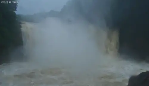 十分瀑布灌豪雨！「水量暴增」超猛激流：鏡頭君全錄　驚人對比曝
