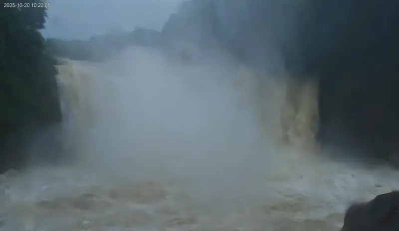 ▲新北市平溪區十分瀑布，因強降雨水量暴增，水流變得相當兇猛湍急，水色也轉為土黃色，與先前的模樣大不同，鏡頭君也拍下水流變化的驚人時刻。（圖／翻攝自「新北旅客 New Taipei Tour」YT）