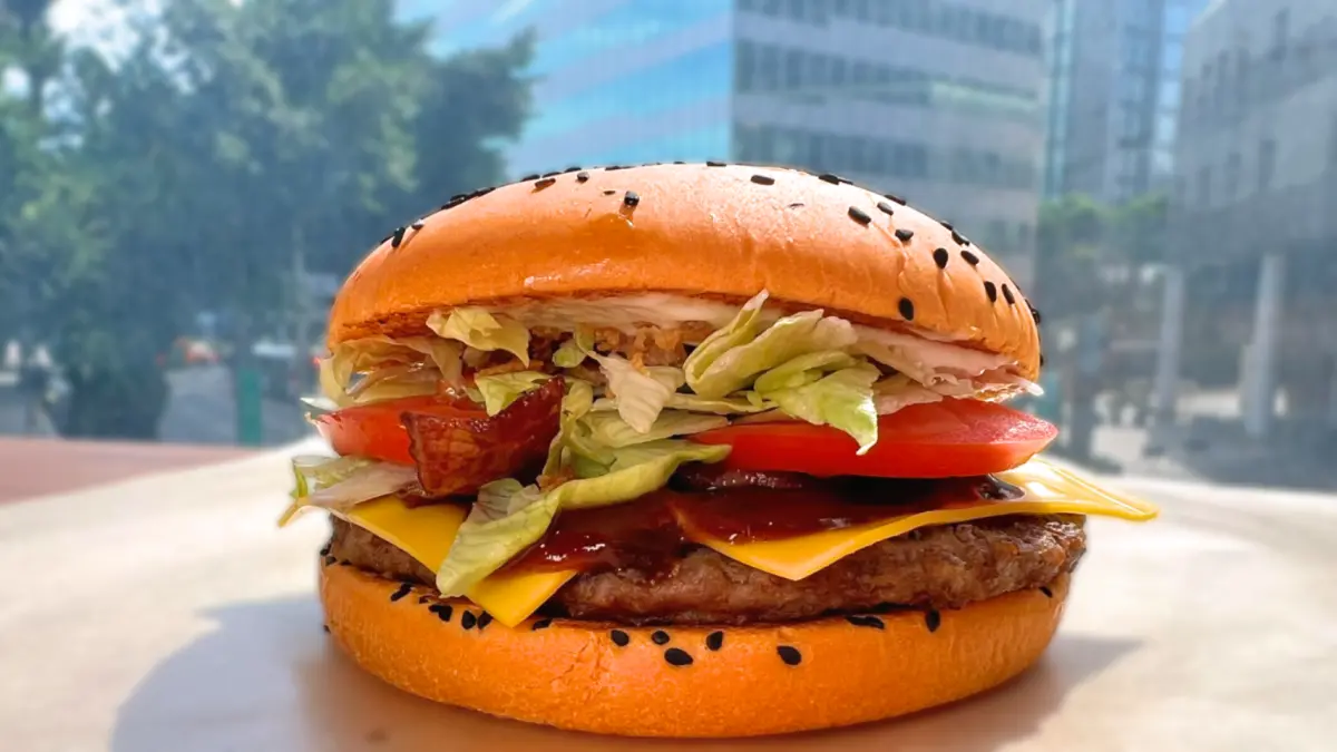 ▲10月光復節連假適逢萬聖節，漢堡王「萬聖節變裝套餐」開吃橘黑系華堡、雞排堡。德州美墨炸雞搗蛋優惠菜單一次看。（圖／漢堡王提供）