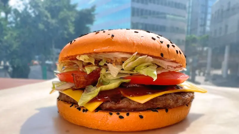 ▲10月光復節連假適逢萬聖節，漢堡王「萬聖節變裝套餐」開吃橘黑系華堡、雞排堡。德州美墨炸雞搗蛋優惠菜單一次看。（圖／漢堡王提供）