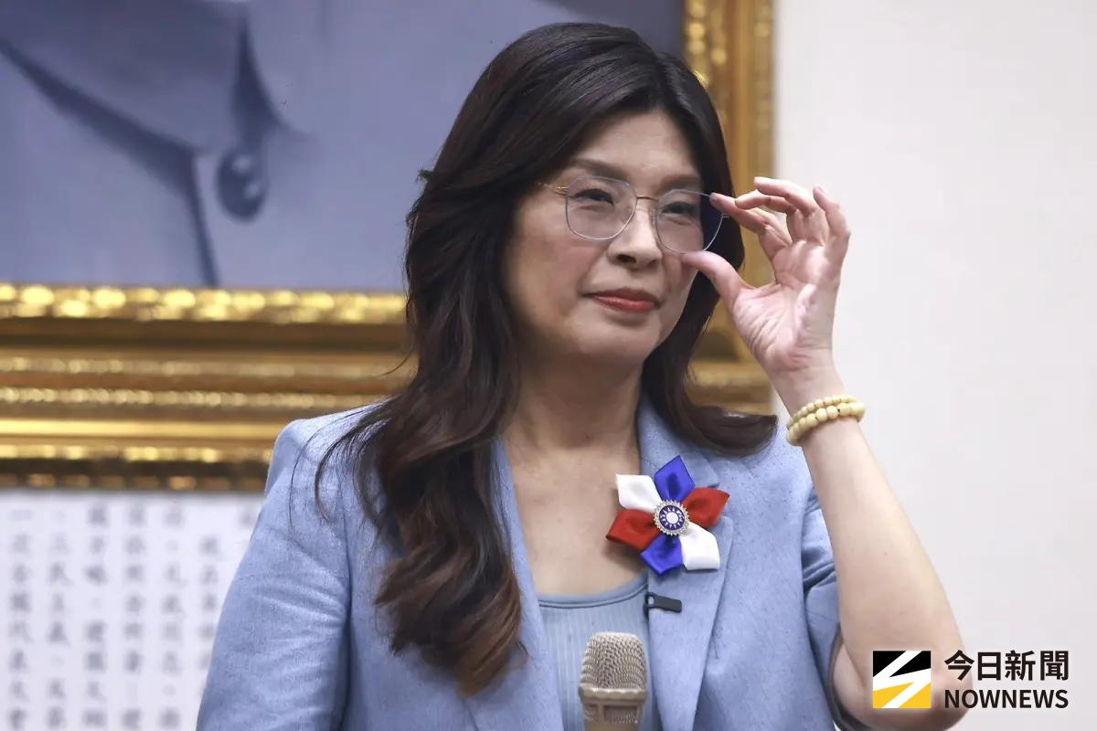 ▲鄭麗文11月1日將接任國民黨主席一職，不過她的政治色彩由「綠轉藍」，遭外界狠酸是「變色龍」。（圖／記者葉政勳攝）