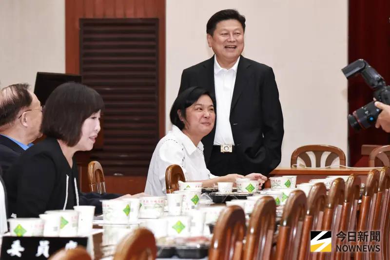 ▲國民黨立院黨團總召傅崐萁邀國民黨準主席鄭麗文到黨團便當會。(圖/吳翊緁攝,2025.10.20)