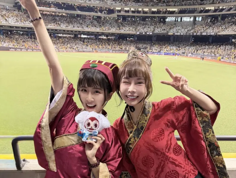 ▲都屬於樂天女孩旗下的沈珈妤（左）巫苡萱（右）扮宰相（象）諧音應援成功，中華職棒總冠軍賽，樂天桃猿連兩場打敗中信兄弟象，她們的心情也隨著賽事過程從緊張到喜悅。（圖／樂天提供）