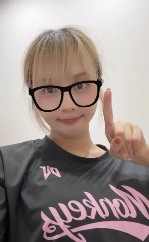 ▲樂天女孩崔荷潾昨（19）日自發前往大巨蛋場邊，為樂天桃猿加油，也對他們贏得比賽有信心。（圖／樂天提供）