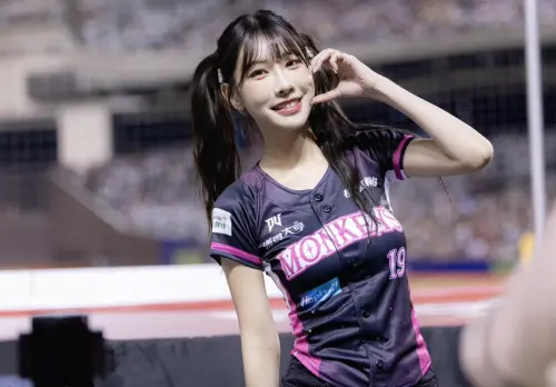 ▲Kira表示這兩天一直在Threads尋找樂天桃猿贏球的相關文字，不停按讚。（圖／樂天提供）